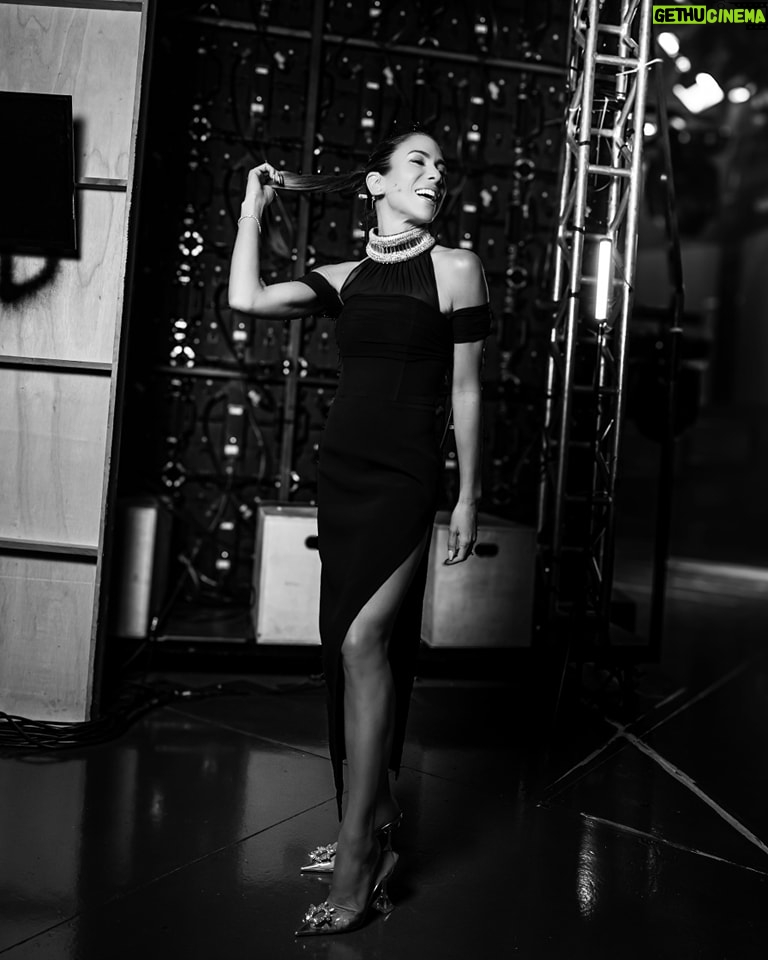 Patrícia Abravanel Instagram - D o m i n g o chegou e o nosso show já começou ✨️#ProgramaSilvioSantos 📸 @gabrielcardosofoto Style @dougbalsanelli Wearing @aminamuaddi @davidkomalondon Beauty @thaysmadera @saramuniz.32 Staff @b.defranca61