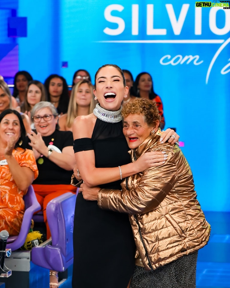 Patrícia Abravanel Instagram - D o m i n g o chegou e o nosso show já começou ✨️#ProgramaSilvioSantos 📸 @gabrielcardosofoto Style @dougbalsanelli Wearing @aminamuaddi @davidkomalondon Beauty @thaysmadera @saramuniz.32 Staff @b.defranca61