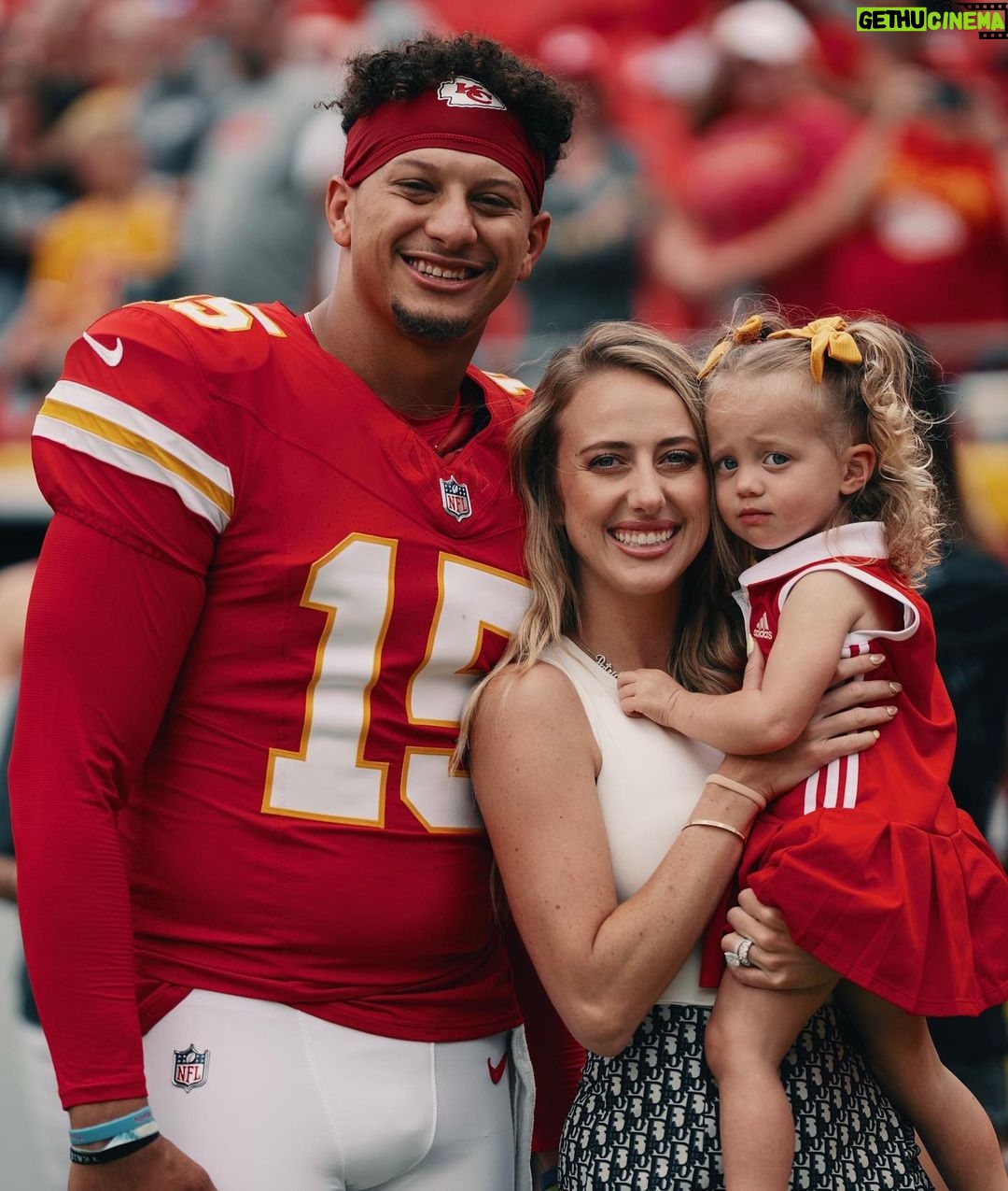 Patrick Mahomes - 300.6K Likes - Preseason ☑️