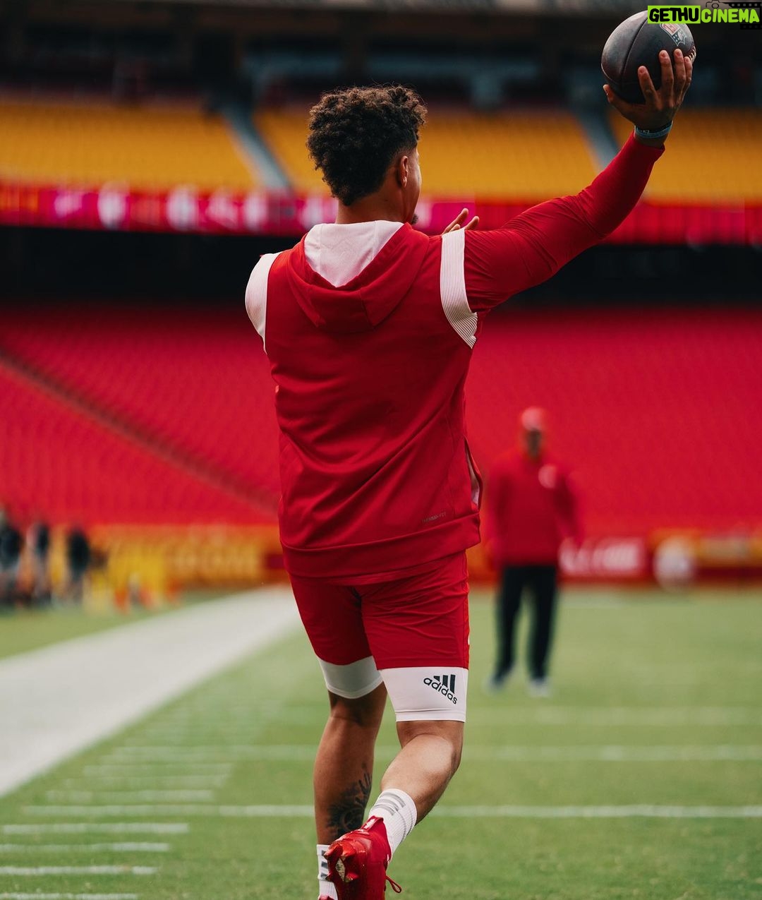 Patrick Mahomes - 300.6K Likes - Preseason ☑️