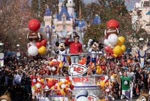 Patrick Mahomes Instagram - Disneyland with the fam ✅