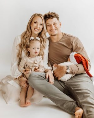 Patrick Mahomes Instagram - Merry Christmas from my fam to yours! 🎄