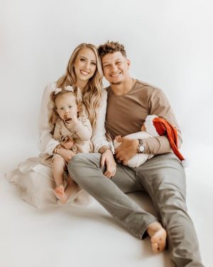 Patrick Mahomes Instagram - Merry Christmas from my fam to yours! 🎄