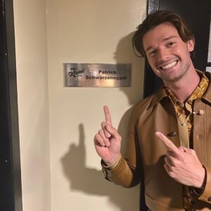 Patrick Schwarzenegger Instagram - Here’s a really awkward photo of Jimmy Kimmel & I wearing Baby-Gap😂

In all seriousness was so fun/ cool to do a in person interview. My first time. Link in bio if you want to watch!!
