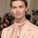 Patrick Schwarzenegger Instagram - ❤️MET 2022❤️ Suit: @lanvinofficial Ring/watch: @cartier Hat: @esenshel Styled: @avoyermagyan The Met Ball