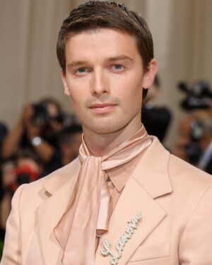 Patrick Schwarzenegger Instagram - ❤️MET 2022❤️

Suit: @lanvinofficial 
Ring/watch: @cartier 
Hat: @esenshel 
Styled: @avoyermagyan