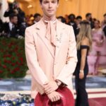 Patrick Schwarzenegger Instagram - ❤️MET 2022❤️ Suit: @lanvinofficial Ring/watch: @cartier Hat: @esenshel Styled: @avoyermagyan The Met Ball