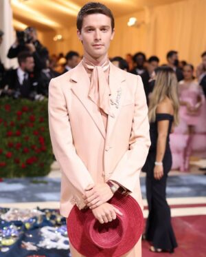 Patrick Schwarzenegger Instagram - ❤️MET 2022❤️

Suit: @lanvinofficial 
Ring/watch: @cartier 
Hat: @esenshel 
Styled: @avoyermagyan