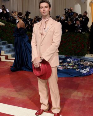 Patrick Schwarzenegger Instagram - ❤️MET 2022❤️

Suit: @lanvinofficial 
Ring/watch: @cartier 
Hat: @esenshel 
Styled: @avoyermagyan