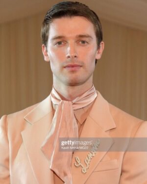 Patrick Schwarzenegger Instagram - ❤️MET 2022❤️

Suit: @lanvinofficial 
Ring/watch: @cartier 
Hat: @esenshel 
Styled: @avoyermagyan
