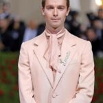 Patrick Schwarzenegger Instagram – ❤️MET 2022❤️

Suit: @lanvinofficial 
Ring/watch: @cartier 
Hat: @esenshel 
Styled: @avoyermagyan The Met Ball