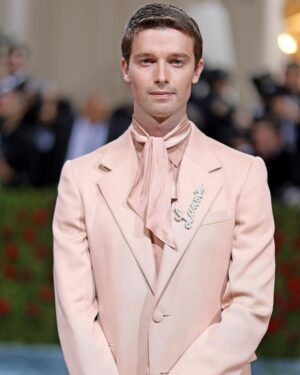 Patrick Schwarzenegger Instagram - ❤️MET 2022❤️

Suit: @lanvinofficial 
Ring/watch: @cartier 
Hat: @esenshel 
Styled: @avoyermagyan