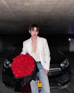 Patsit Permpoonsavat Instagram - Lucky to have you, my fans ❤️ #HappyValentinesDay ขอบคุณดอกไม้สวยๆจาก @thansaflowers #ValentinesDay