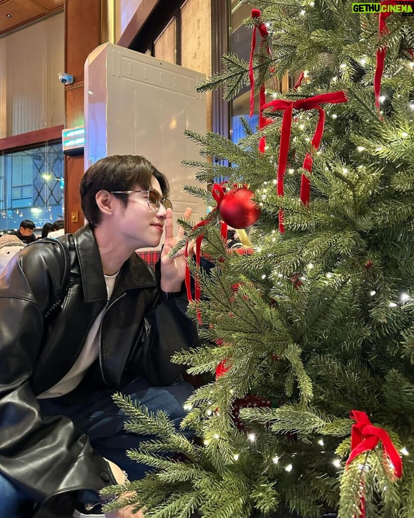 Patsit Permpoonsavat Instagram - Merry Christmas or Marry with me 🫣