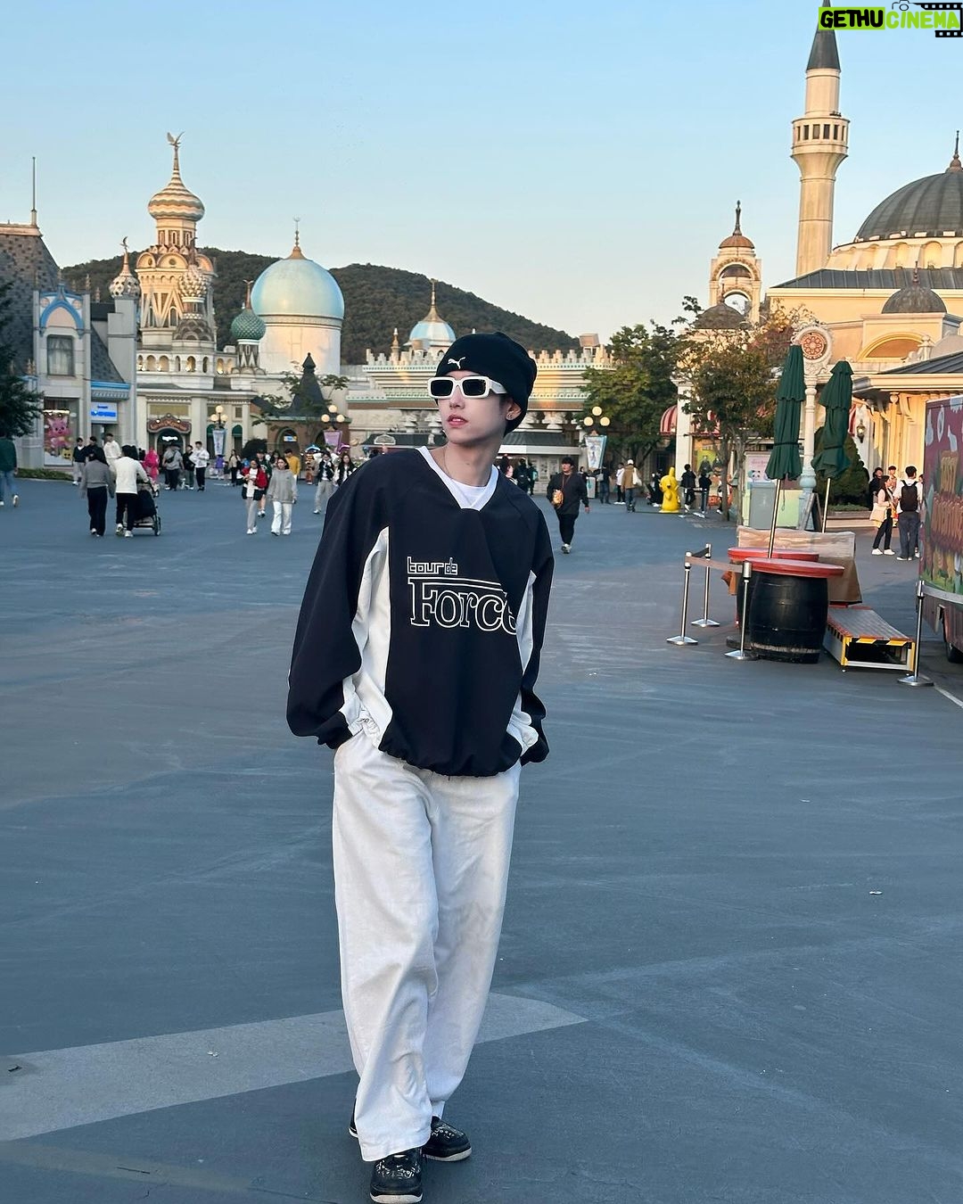 Patsit Permpoonsavat Instagram - เพิ่งกลับมาเอง อยากหนีเที่ยวอีกล้าา 😉 Everland Theme Park, Seoul Korea