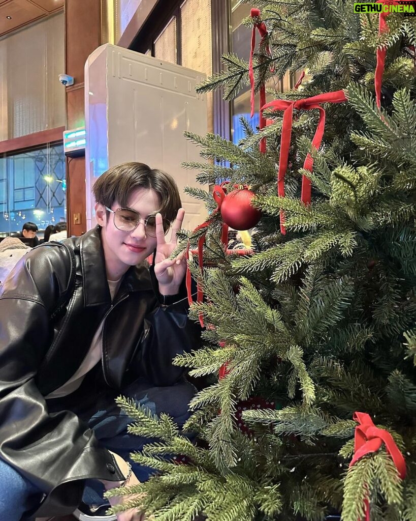 Patsit Permpoonsavat Instagram - Merry Christmas or Marry with me 🫣