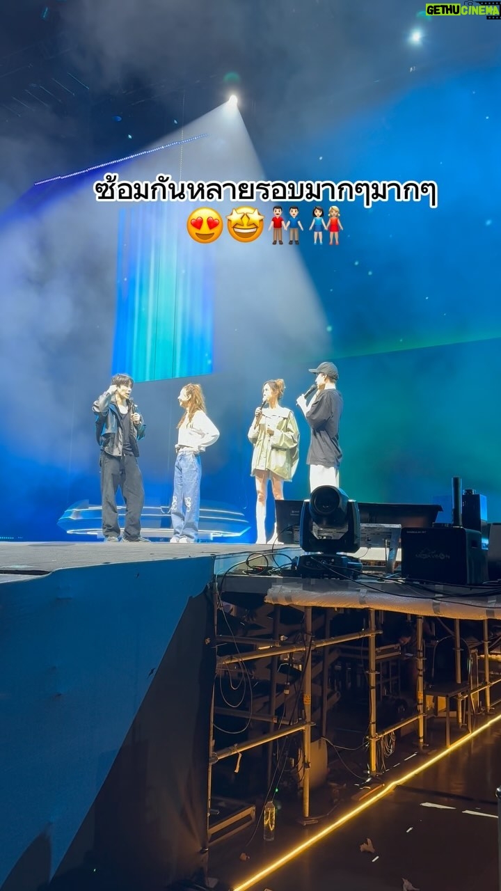 Pattarasaya Kreursuwansiri Instagram - คือการร้องของพีคที่ต้องลุ้นมากแล้ว ความสูงนี้ก็ต้องข้ามผ่านไปให้ได้ค่ะซิส ณ จุดจุดนี้🥹🦾🤩👬🏻👩🏻🤝👩🏼#golfmikebouncetothefutureconcert