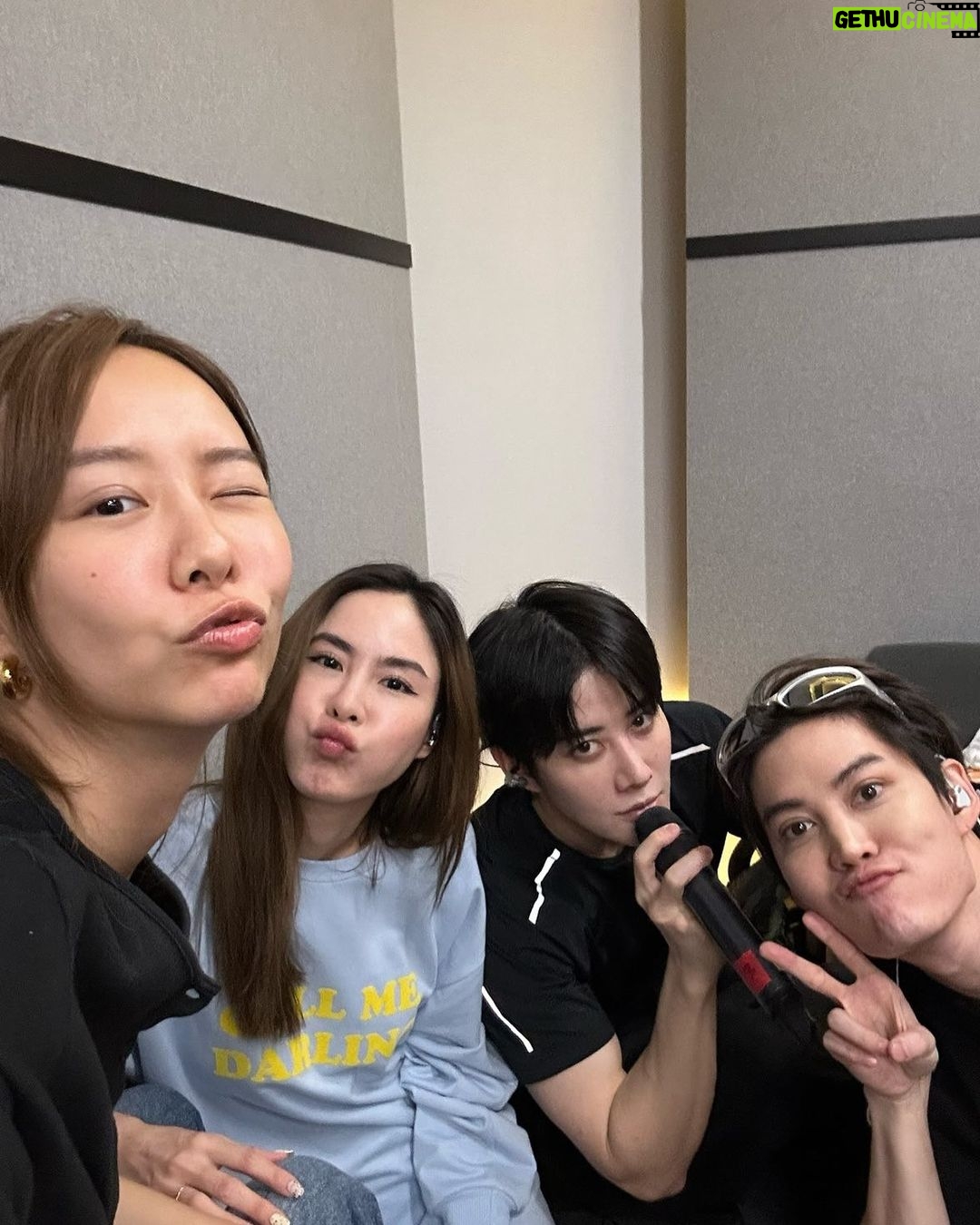 Pattarasaya Kreursuwansiri Instagram - พวกเราร้องดีมาก เพราะพวกเราได้ร้องด้วยกัน😁💯👩🏻🤝👩🏼👬🏻 #golfmikebouncetothefutureconcert