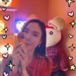 Pattarasaya Kreursuwansiri Instagram - ห้องนั่งสมาธิของอาพีค ขอบคุณปะป๊าและอาต๊อดค่าาา🧡💛🩷❤️💚💜💙🤍❤️🌈 ถือเป็นของขวัญวันเกิดเลยนะค้า🥰 #urbandictionaryexhibition by @mookwow 😍