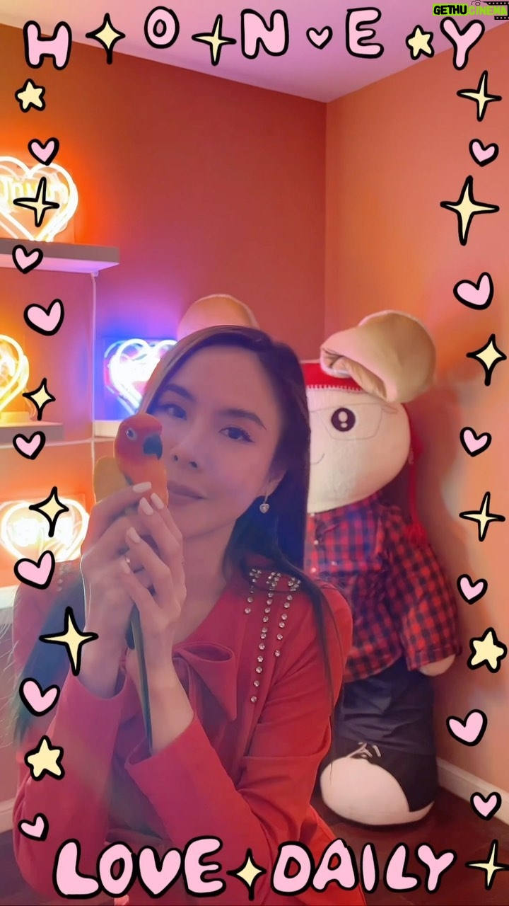 Pattarasaya Kreursuwansiri Instagram - ห้องนั่งสมาธิของอาพีค ขอบคุณปะป๊าและอาต๊อดค่าาา🧡💛🩷❤️💚💜💙🤍❤️🌈 ถือเป็นของขวัญวันเกิดเลยนะค้า🥰 #urbandictionaryexhibition by @mookwow 😍