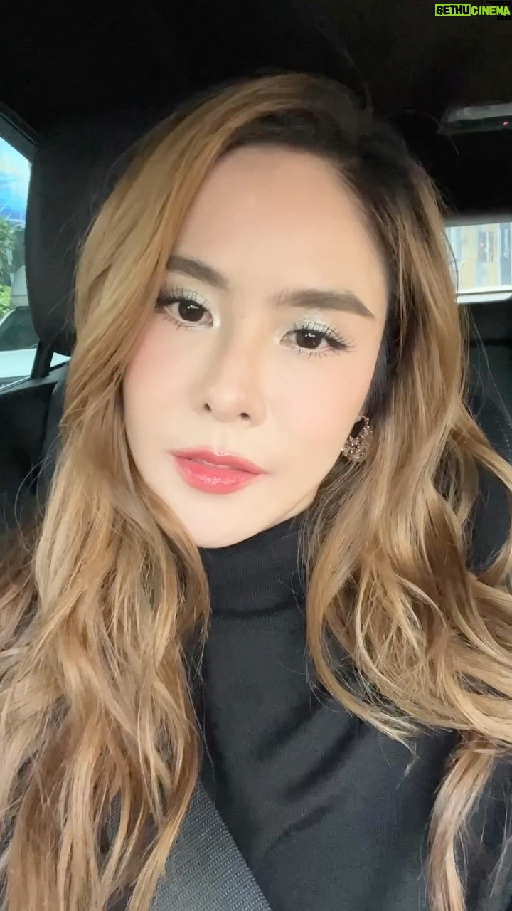 Pattarasaya Kreursuwansiri Instagram - สวัสดีวันจันทร์ค่ะซิสสส👩🏻🌈💃🏻 @kwankhaosml @prieo #nofilter