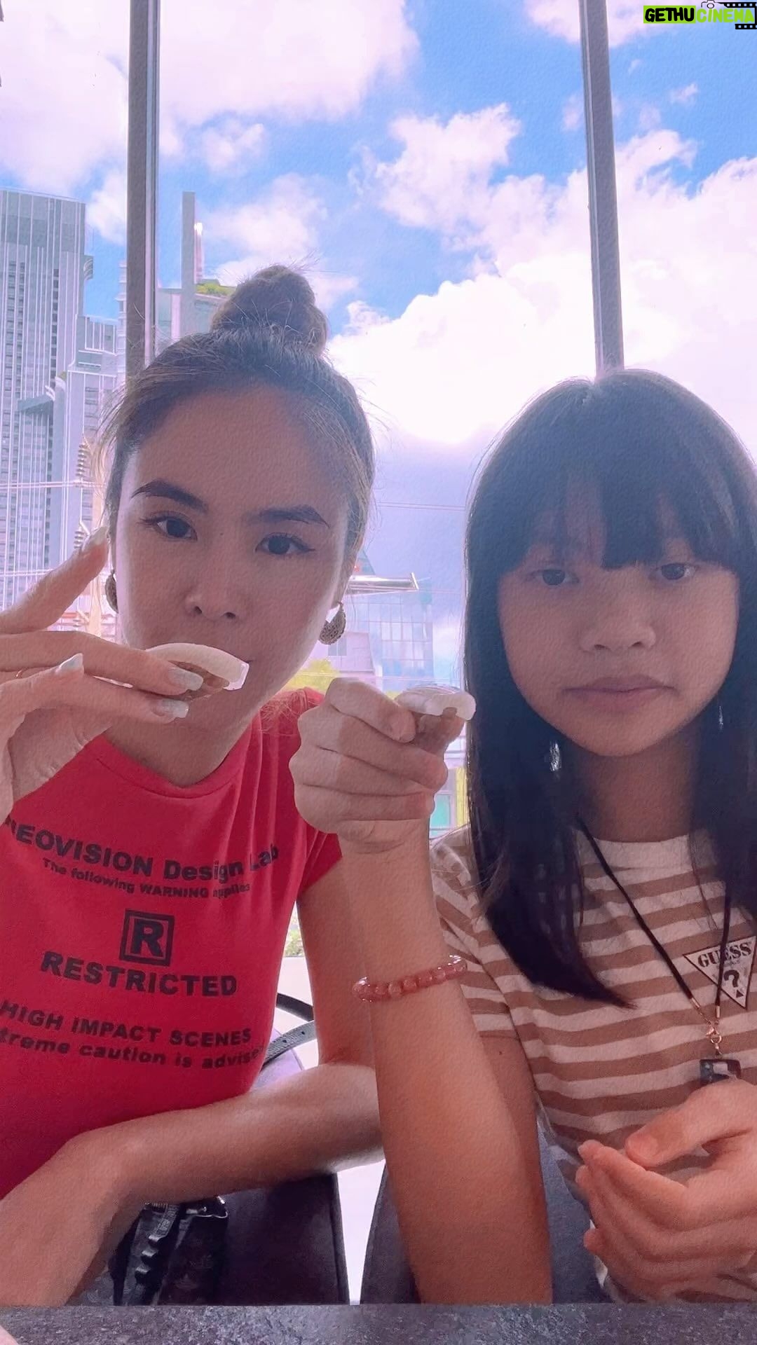 Pattarasaya Kreursuwansiri Instagram - sushi date with my girl👩🏻👧🏻🍣 @momijiomakase yummy yummy #อองฟองโตเป็นสาวแล้วค่า #ongfongnoiii Momiji Omakase