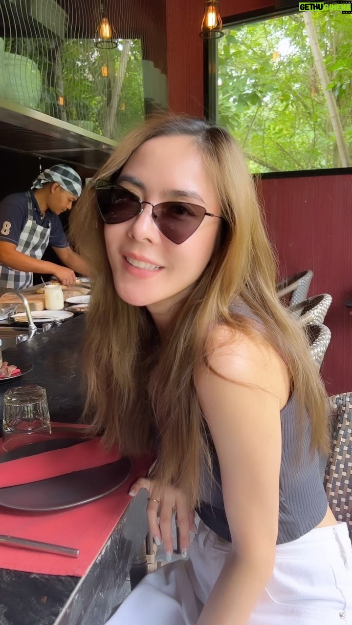 Pattarasaya Kreursuwansiri Instagram - ทาน burger กันค่ะซิสสส🍔😘 งั่มๆ @sripanwa #sripanwa #Pimplus_PR Sri panwa