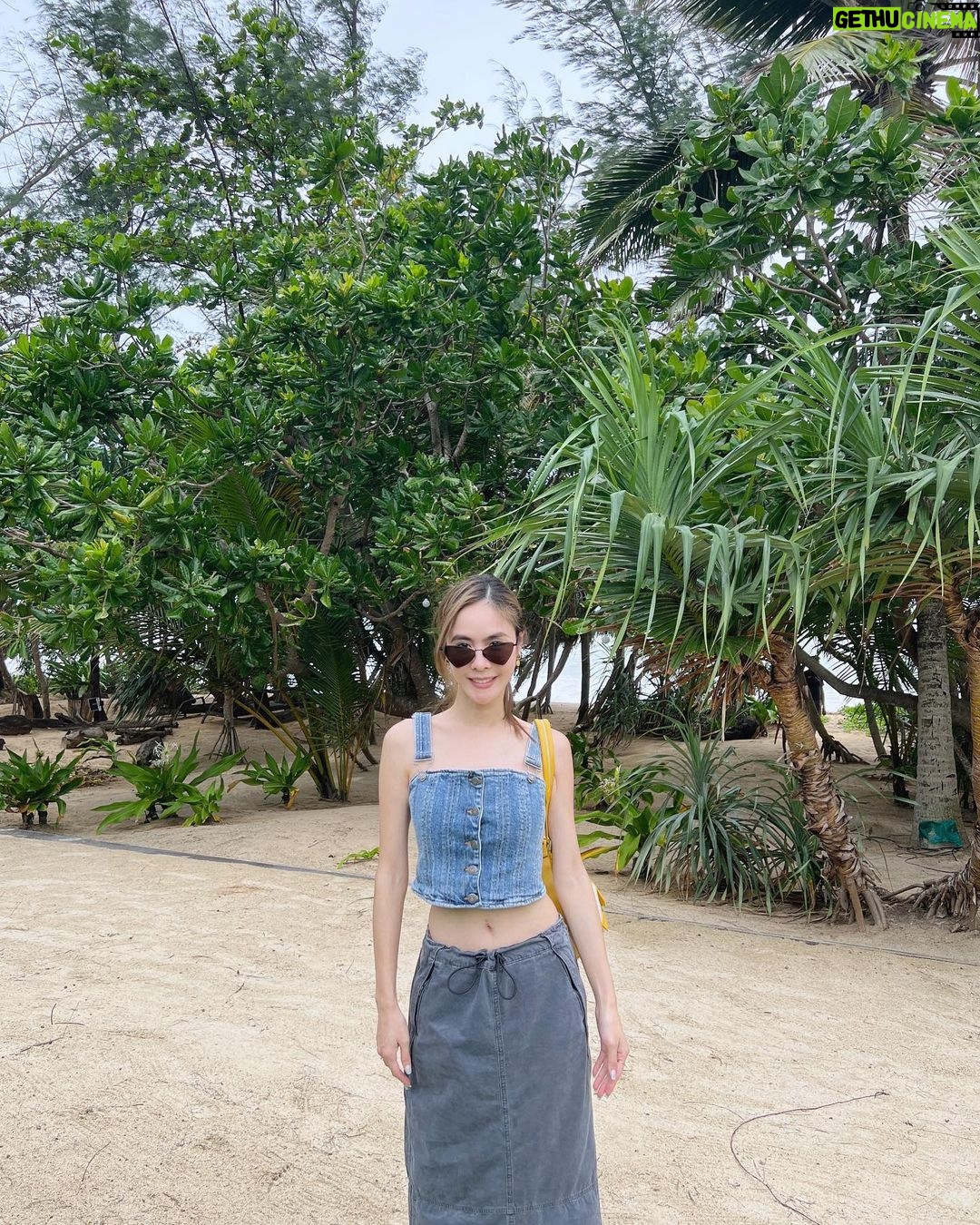 Pattarasaya Kreursuwansiri Instagram - แดดมาแล้วค่ะซิสส🤩😍💛 @bababeachclub.natai #bababeachclub #Pimplus_PR #guess #faurelepage Baba Beach Club Natai by Sri panwa