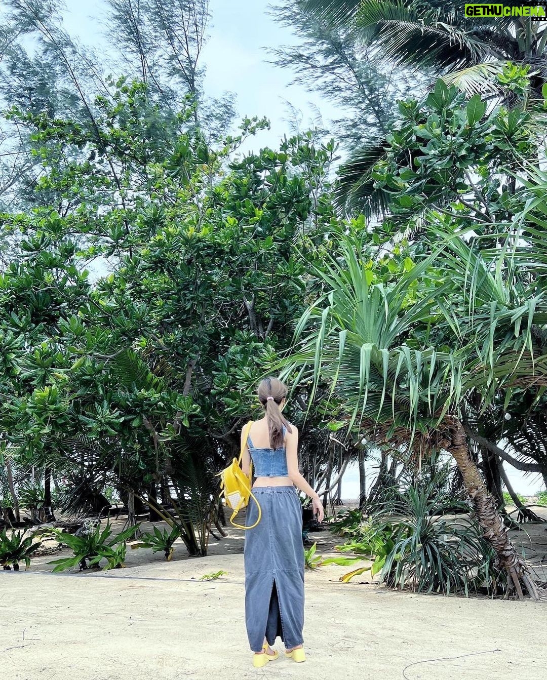 Pattarasaya Kreursuwansiri Instagram - แดดมาแล้วค่ะซิสส🤩😍💛 @bababeachclub.natai #bababeachclub #Pimplus_PR #guess #faurelepage Baba Beach Club Natai by Sri panwa