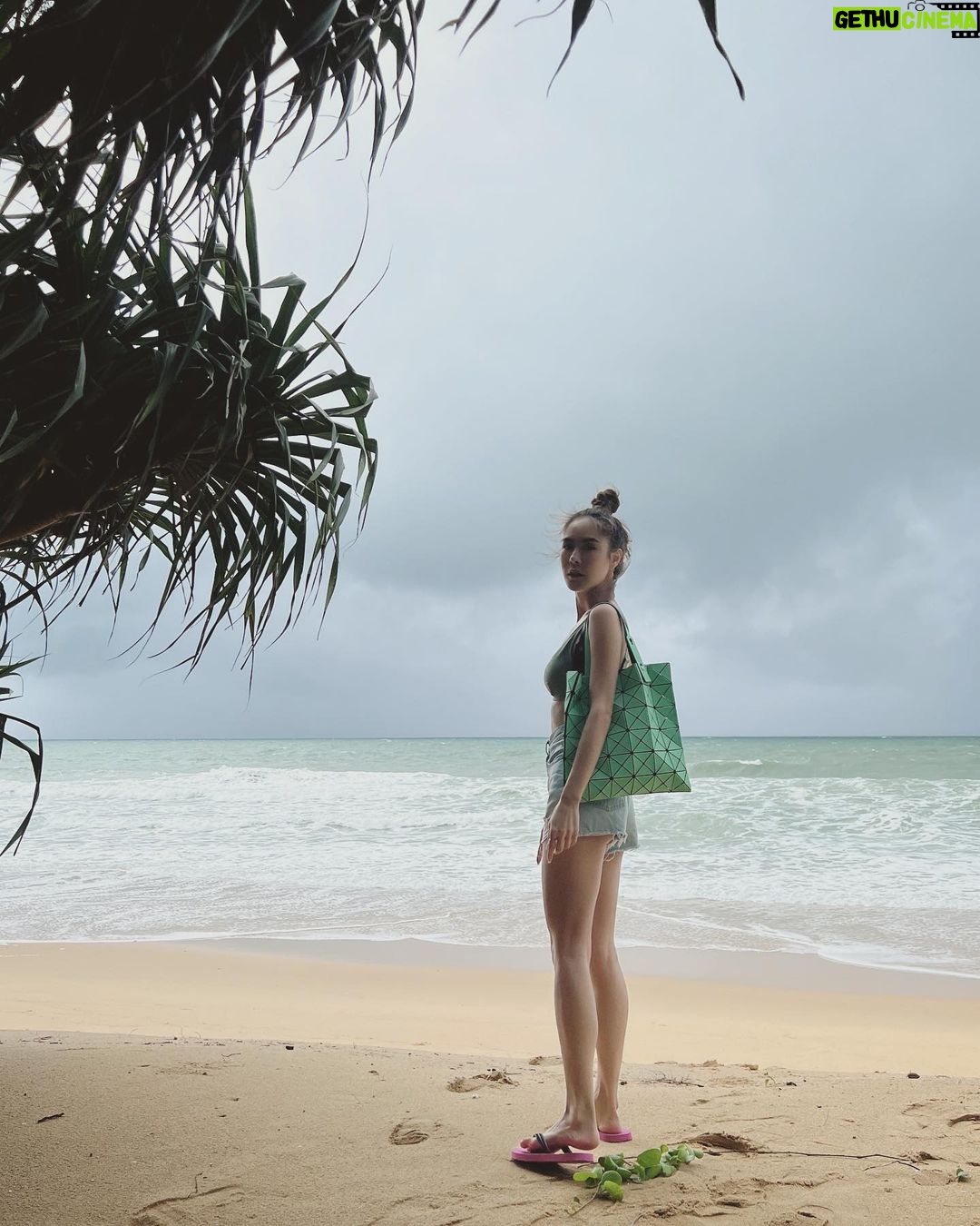 Pattarasaya Kreursuwansiri Instagram - วันที่ฝนตก แต่บรรยากาศดี๊ดีค่ะซิส🌦️ @bababeachclub.natai #bababeachclub #pimplus_pr Baba Beach Club Natai by Sri panwa