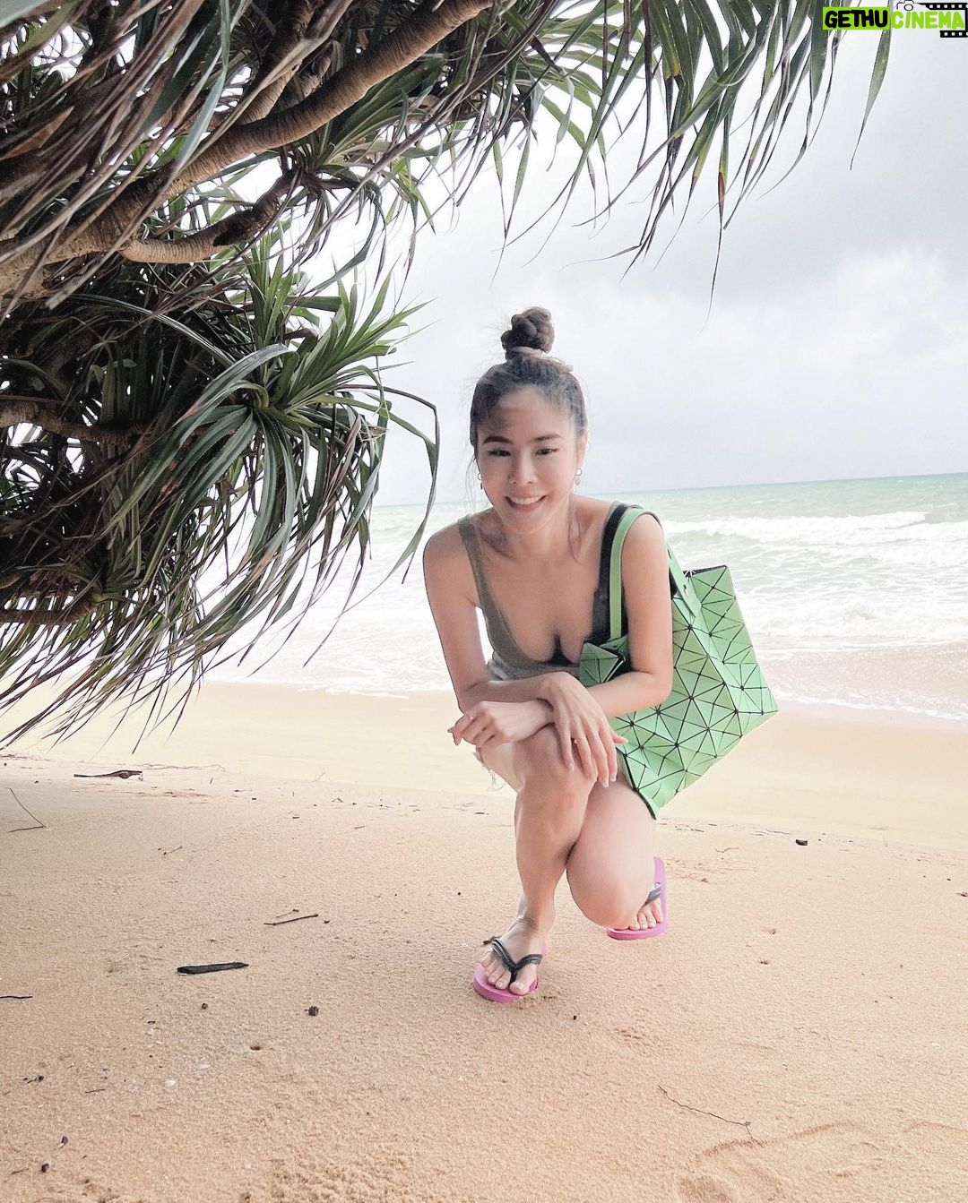 Pattarasaya Kreursuwansiri Instagram - วันที่ฝนตก แต่บรรยากาศดี๊ดีค่ะซิส🌦️ @bababeachclub.natai #bababeachclub #pimplus_pr Baba Beach Club Natai by Sri panwa