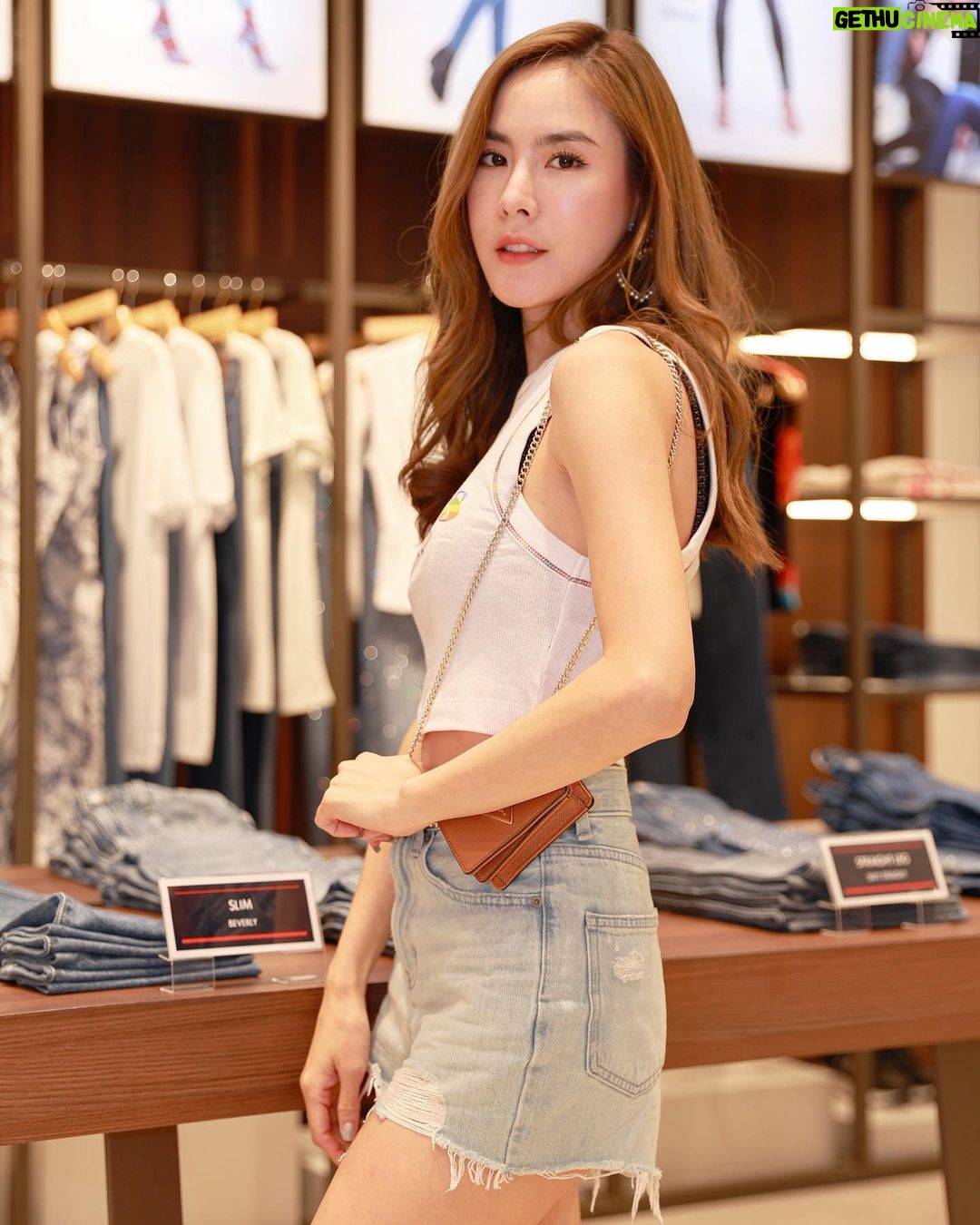 Pattarasaya Kreursuwansiri Instagram - วี๊ดดดด💙💜 GUESS มีเปิด shop ใหม่ที่ ฟิวเจอร์พาร์ค รังสิต ชั้น G ที่นี่มีโปรโมชั่นพิเศษช่วงเปิด Shop ใหม่ในเดือนนี้ด้วยค่า รีบมาช๊อปกันนะค้าซิสสส💃🏻 @guess @guessthailandclub #LoveGUESSThailand