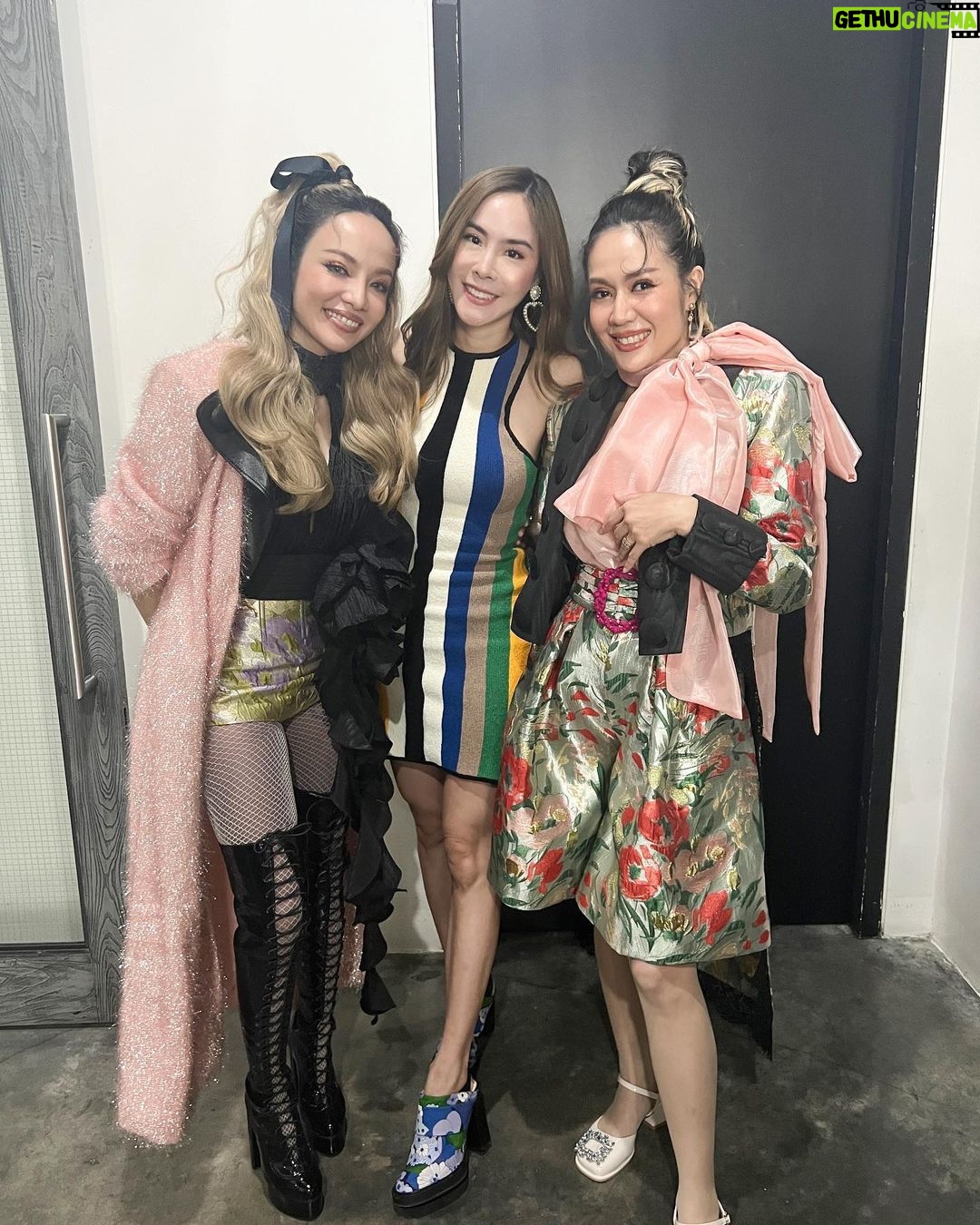 Pattarasaya Kreursuwansiri Instagram - ซิสนิว-จิ๋ว ชวนหนูไปร้องเพลงแทนคุมแม่นิวชั่วคราว พีคจิ๋ว จิ๋วพีคพร้อมนะคะซิสสส😍🤩 ขอหาสตางค์ให้หลานด้วยค่าา💃🏻🥳 G"MM'GRAMMY