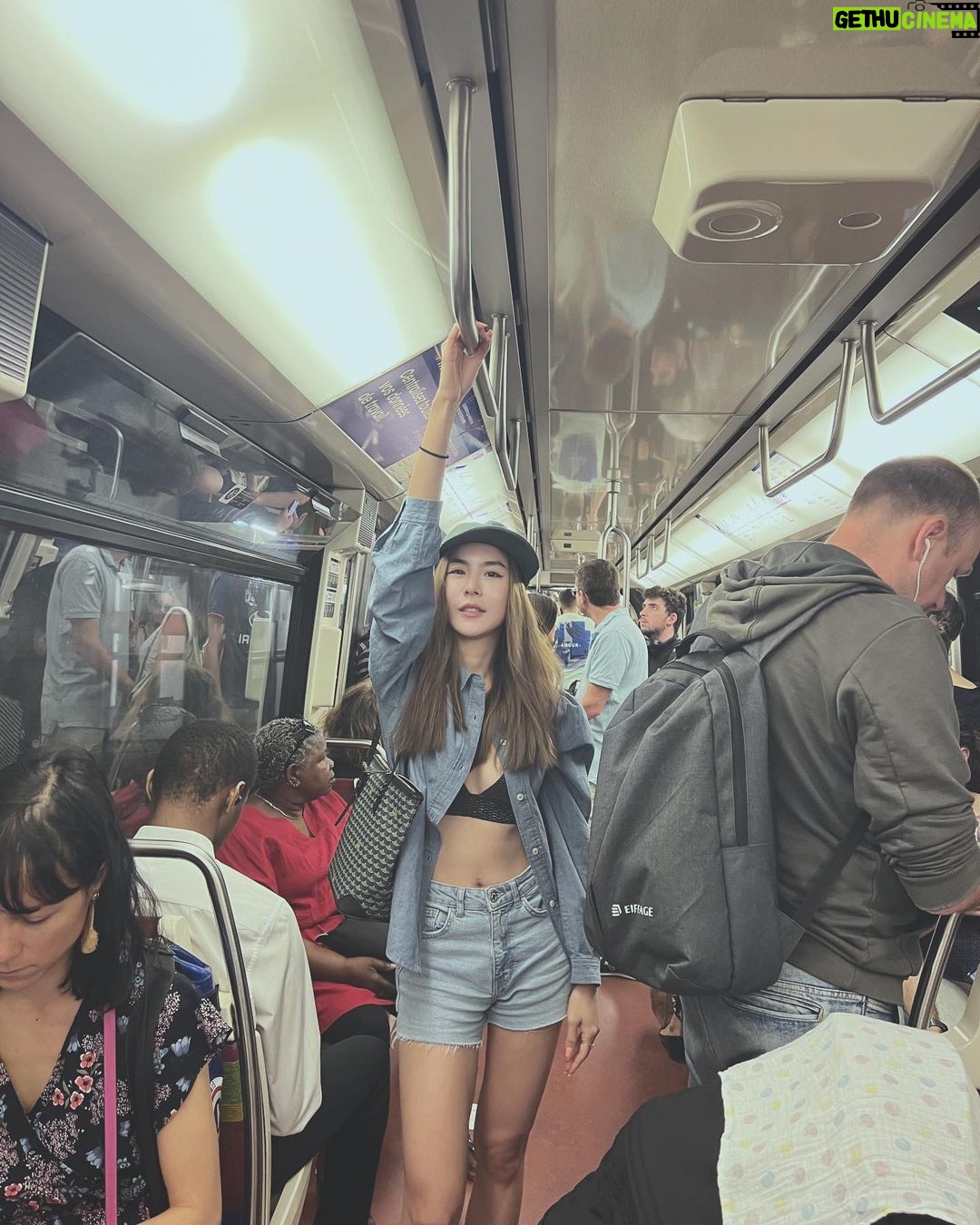 Pattarasaya Kreursuwansiri Instagram - รถติดหนีมาขึ้นรถไฟค่ะซิส🤩🚆🚄 Paris, France