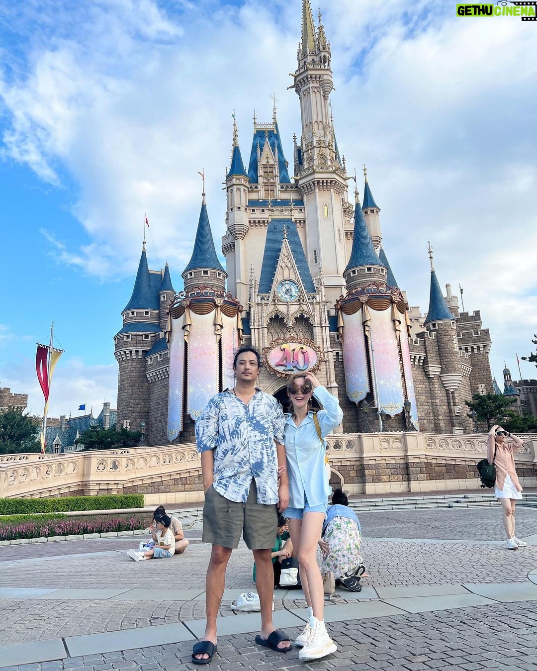Pattarasaya Kreursuwansiri Instagram - มา Disneyland หลานๆพามาเปิดโลก small world ค่ะซิสส😂😍🤩👏🏻🌈 Tokyo, Japan