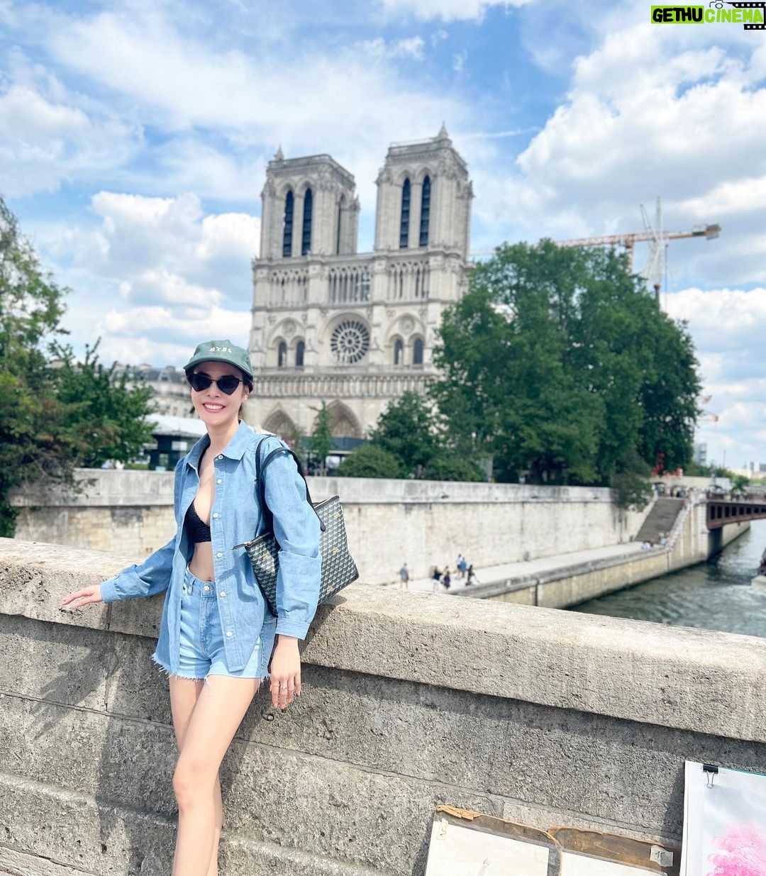 Pattarasaya Kreursuwansiri Instagram - 🧍🏻♀️💙 #throwbacktoparis #faurelepage