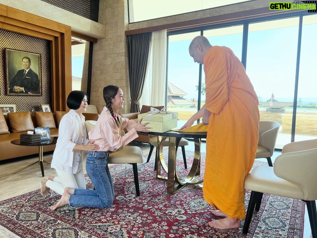 Pattarasaya Kreursuwansiri Instagram - กราบสวัสดีปีใหม่พร้อมรับพรดีดีจากหลวงพี่ดุ๊ก สาธุค่าา🙏🏻🙏🏻🙏🏻