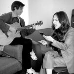 Paty Cantú Instagram - Backstage covers con @riffhero Esta vez tocó #Vampire de mi prima @oliviarodrigo justo antes de un show del #FelizBreakupTour Antes de dar show canto en el camerino y después de terminar el show canto en el karaoke casero. En otras palabras, gracias a Dios, sí que me dedico a lo que más amo hacer. #patycantu #cantautora Camerino