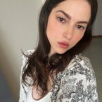 Paty Cantú Instagram - Mis fotos del día 1ero dando NADA. Jajaja perdón. Pero lo di todo en la madrugada! #honesty #real #grwm as in #getrealwithme #2024 Por cierto, sabían que esta guitarra me dio de cumple hace años un grupo de fans de distintos países junto con un video hermosísimo donde me cantaban las mañanitas? Tengo a los mejores fans del mundo! Que sepan que su guitarra, nuestra guitarra hace NUESTRAS canciones. Las nuevas también! Están listxs para más música este año? NUESTRO año! #felizaño LOS AMO! #enero #2024 #pijamas #beach #music #omitb #másmúsica #comingup 🍀🏹♥️🙏🏼