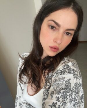 Paty Cantú Instagram - Mis fotos del día 1ero dando NADA. 
Jajaja perdón. Pero lo di todo en la madrugada! 
#honesty #real #grwm as in #getrealwithme #2024 

Por cierto, sabían que esta guitarra me dio de cumple hace años un grupo de fans de distintos países junto con un video hermosísimo donde me cantaban las mañanitas? 

Tengo a los mejores fans del mundo! Que sepan que su guitarra, nuestra guitarra hace NUESTRAS canciones. 
Las nuevas también! Están listxs para más música este año? NUESTRO año! 

#felizaño LOS AMO! 

#enero #2024 #pijamas #beach #music #omitb #másmúsica #comingup 🍀🏹♥️🙏🏼