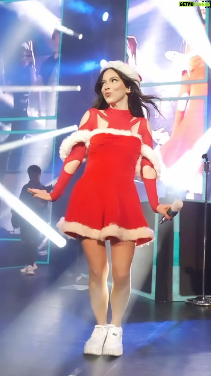 Paty Cantú Instagram - Santa Santa ya es diciembre otra vez ¿Y que crees? fui una niña mala todo este año, pero Santa podemos negociar ¿tu que crees? 🎄 🎅 ¿Qué le pediste a #Santa este año? #PatyCantu #Navidad #CancionNavideña