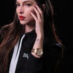 Paty Cantú Instagram - Santa llegó justo a tiempo con este increíble reloj de mis amigos de @bulova_mexico . Los detalles como los cristales en diferentes colores a juego con el tono dorado, son la combinación perfecta para brillar en estas fiestas. #RegalaTiempo con #Bulova