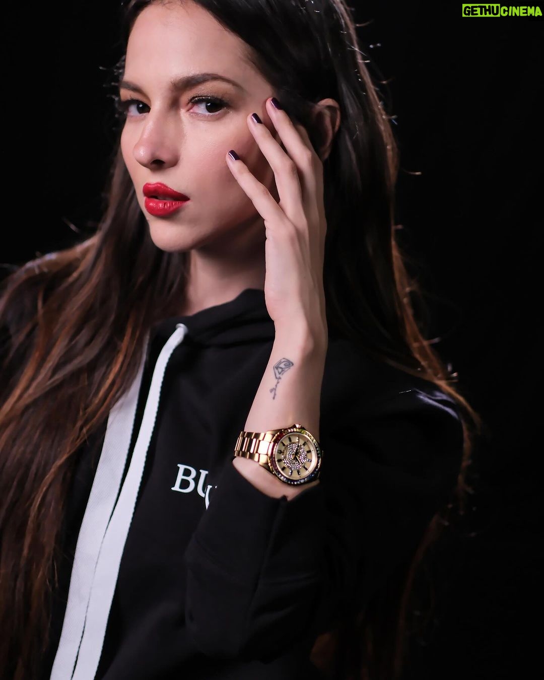 Paty Cantú Instagram - Santa llegó justo a tiempo con este increíble reloj de mis amigos de @bulova_mexico . Los detalles como los cristales en diferentes colores a juego con el tono dorado, son la combinación perfecta para brillar en estas fiestas. #RegalaTiempo con #Bulova