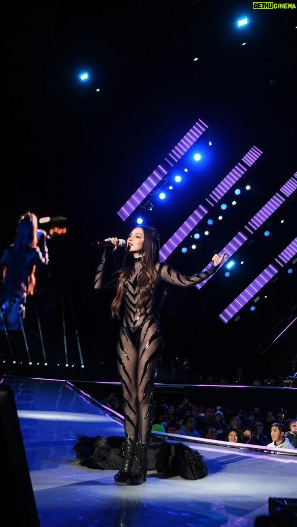 Paty Cantú Instagram - Recordando la noche del jueves en la #SantaFiesta de @los40mx dónde además me encontré con gente bellísima y con todos ustedes en el Foro Sol! Les gustó esa probadita del modo #FelizBreakup sobre el escenario? 🩷 📹: @liliestradamx 🎥dron: @chilango_dron #PatyCantu #DramaQueen Mexico City, Mexico
