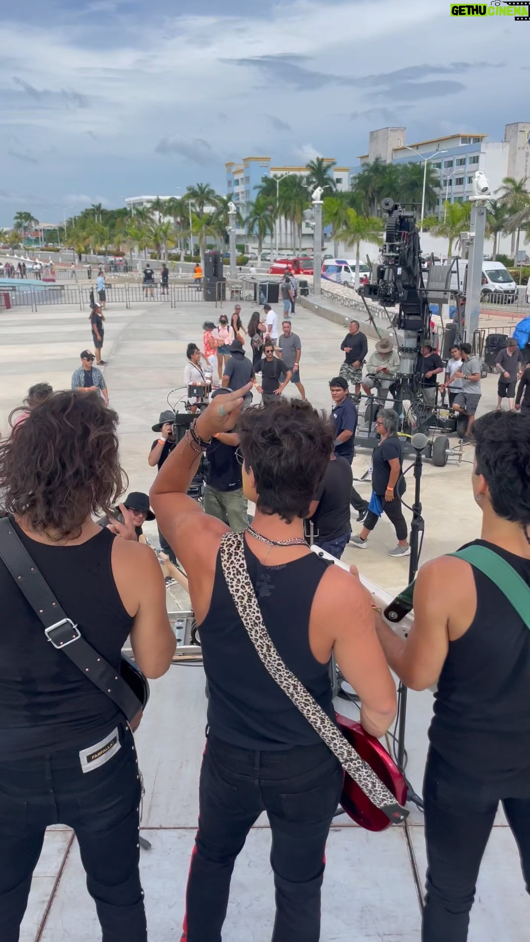 Paty Cantú Instagram - Gracias por todo lo que están haciendo que pase con Papás por encargo. Nosotros, así de emocionados y con este corazón lo hicimos para ustedes.