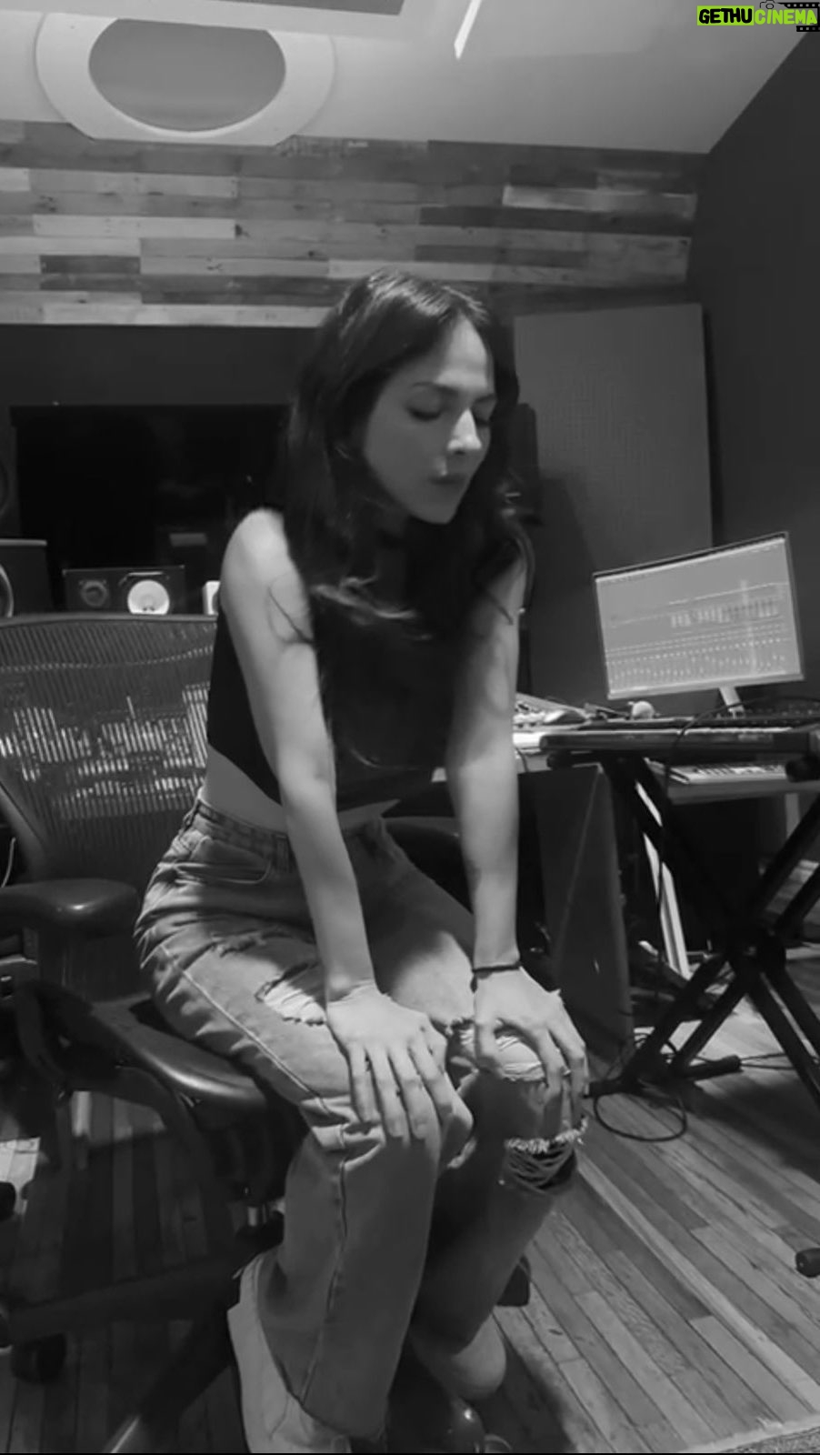 Paty Cantú Instagram - Me emociona mucho compartir la versión acústica de esta canción con ustedes. Una canción que empezó siendo mía y terminó por volverse de todxs y cada unx de los que hemos sufrido por un casi algo ¡Ya disponible! #LoQueNoQuieresSaber #acustica #patycantu #dramaqueen