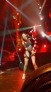 Paty Cantú Instagram - ¡Pedacitos de quién soy en cada canción! Nos vemos en el #FelizBreakupTour, quedan poquitos boletos para el 20 de diciembre en el Teatro Metropolitan y también nos veremos este 30 de noviembre en Coyutla, Veracruz. Dime tu ciudad para llevarte mi show! #cantautora #dramaqueen #patycantu