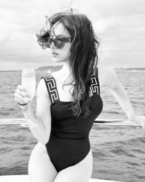 Paty Cantú Instagram - Cuenta regresiva del 🌊 al 🎤 
Últimos días de vacaciones! 

Primer show del año, Chiapas 12 de enero! 
#patycantu #cantautora #2024