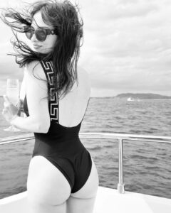 Paty Cantú Instagram - Cuenta regresiva del 🌊 al 🎤 Últimos días de vacaciones! Primer show del año, Chiapas 12 de enero! #patycantu #cantautora #2024