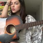 Paty Cantú Instagram - Mis fotos del día 1ero dando NADA. Jajaja perdón. Pero lo di todo en la madrugada! #honesty #real #grwm as in #getrealwithme #2024 Por cierto, sabían que esta guitarra me dio de cumple hace años un grupo de fans de distintos países junto con un video hermosísimo donde me cantaban las mañanitas? Tengo a los mejores fans del mundo! Que sepan que su guitarra, nuestra guitarra hace NUESTRAS canciones. Las nuevas también! Están listxs para más música este año? NUESTRO año! #felizaño LOS AMO! #enero #2024 #pijamas #beach #music #omitb #másmúsica #comingup 🍀🏹♥️🙏🏼